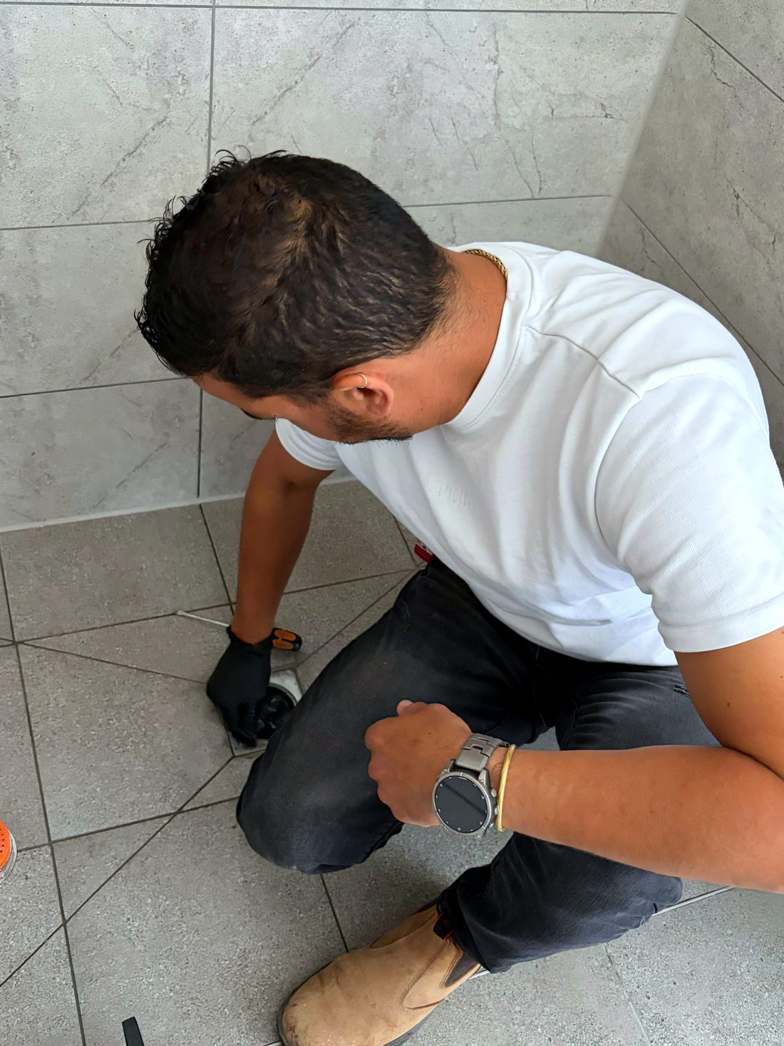 בדיקת אריחים וחיפוי קרמיקה בחדר רחצה